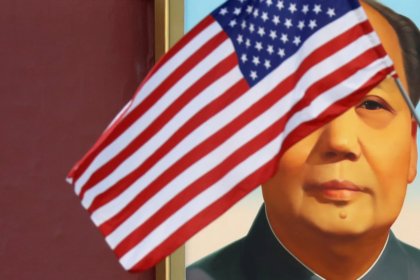 Портрет Мао Цзэдуна и флаг США