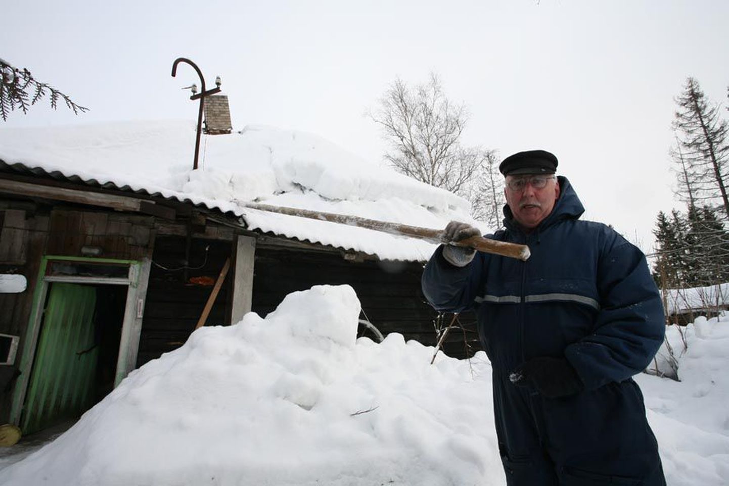 Vodja külas elav Viktor Tšubarov püüab veel päästa, mis päästa annab ja et katus kevadeks päris sisse ei kukuks, siis tasapisi sealt veel nüüdki lund alla rookida.