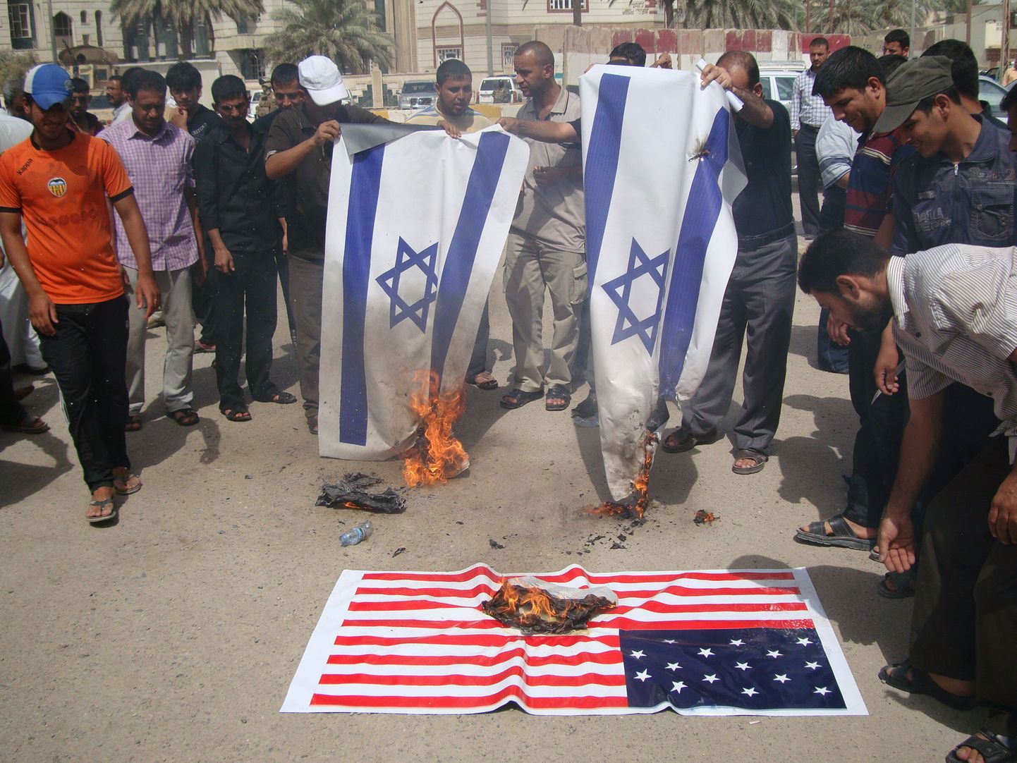 Iraagi šiiitliku vaimuliku Moqtada al-Sadri liikumise toetajad põletasid islamit naeruvääristava filmi tõttu täna Iisraeli ja USA lippe.
