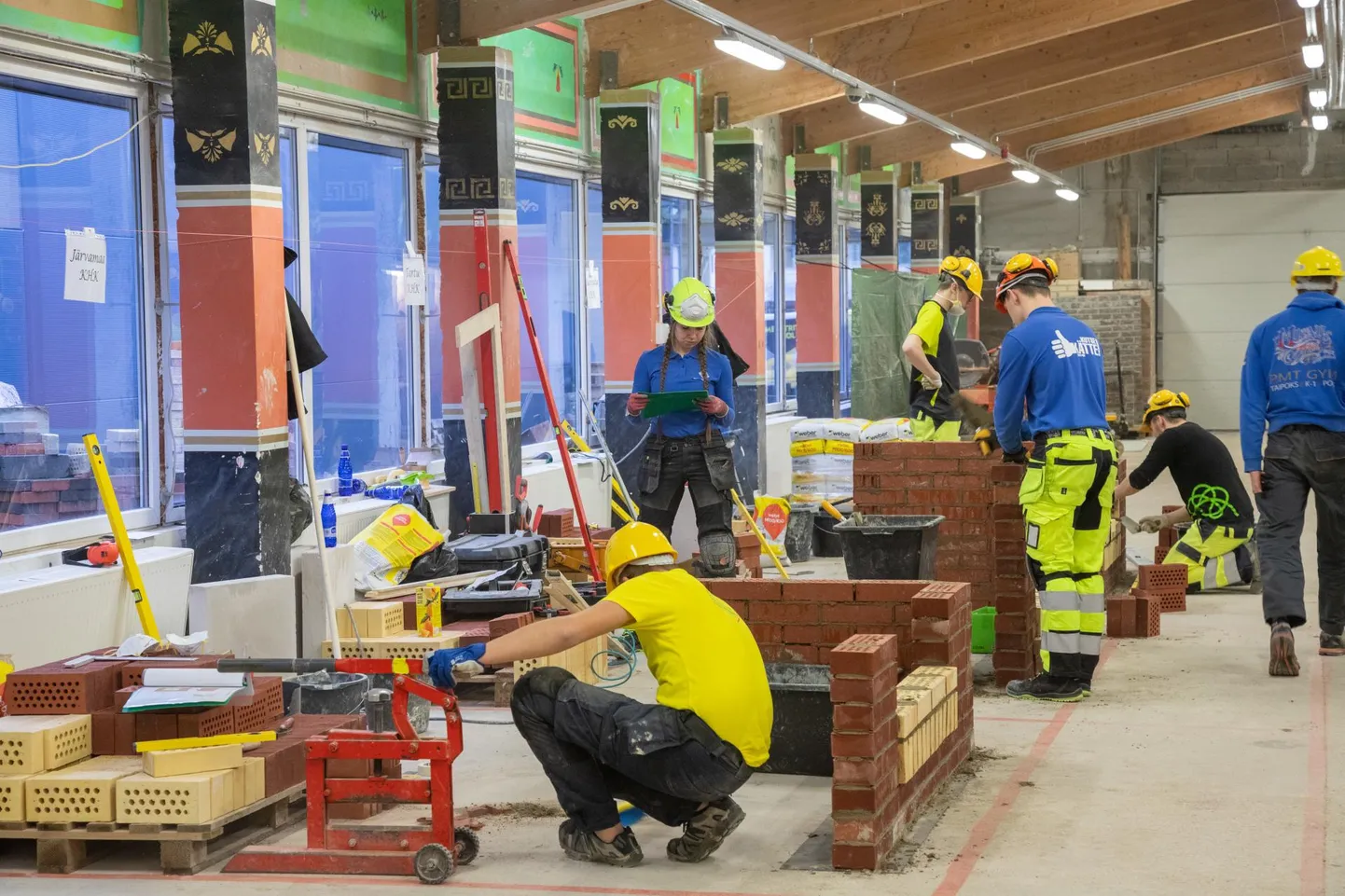Viljandi kutseõppekeskuses on palju tahtjaid ehitusviimistluse erialale. Pildil on kooli iga-aastane ehituserialade õppuritele korraldatav kutsemeistrivõistlus «Jõulukellu».