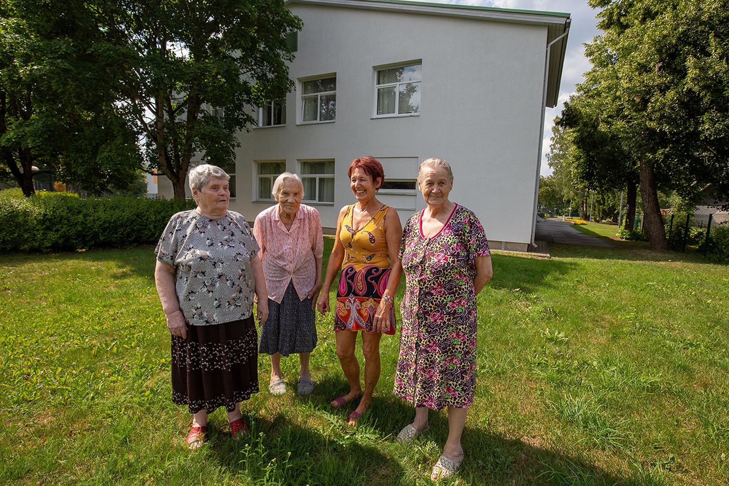 Paide pansionaadi juhataja Helle Külljastinen (paremalt teine) seisab koos hooldekodus elavate Evi (vasakult), Vilve ja Helga-Astridiga alal, kuhu kerkib järgmiseks aastaks pansionaadi uus osa, mis toob hoolealustele seltsilisi juurde.