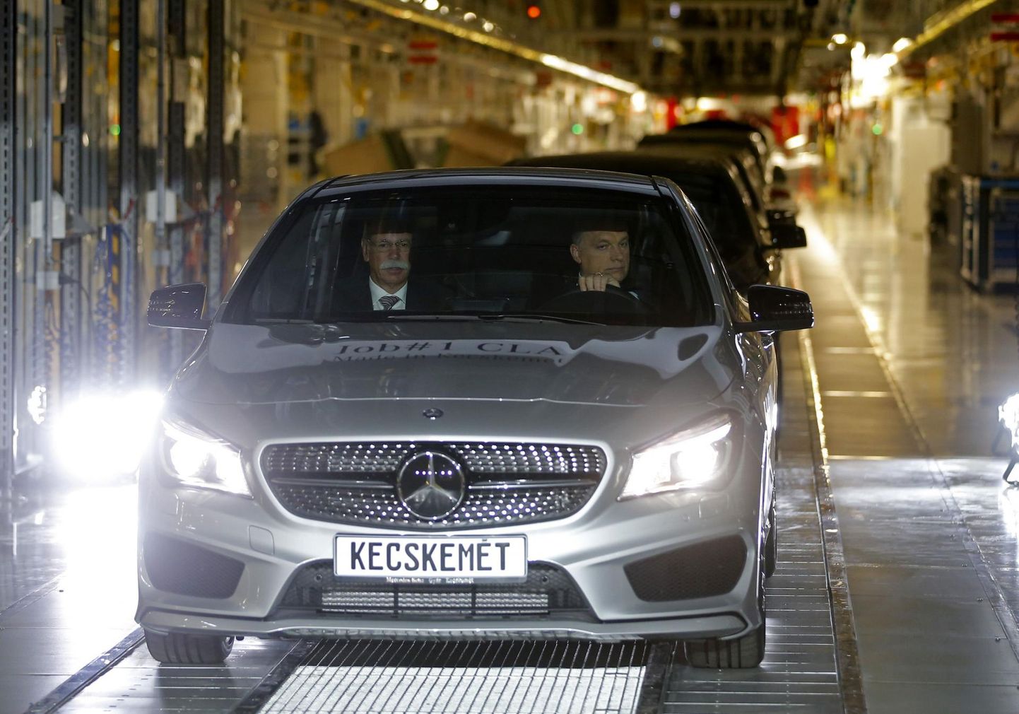 Ungari peaminister Viktor Orbán ja Daimler AG tegevjuht Dieter Zetsche 2013. aastal teel Kecskeméti Mercedese tehase avamisele. Nüüd on Saksa firma seal veelgi tegevust laiendamas.