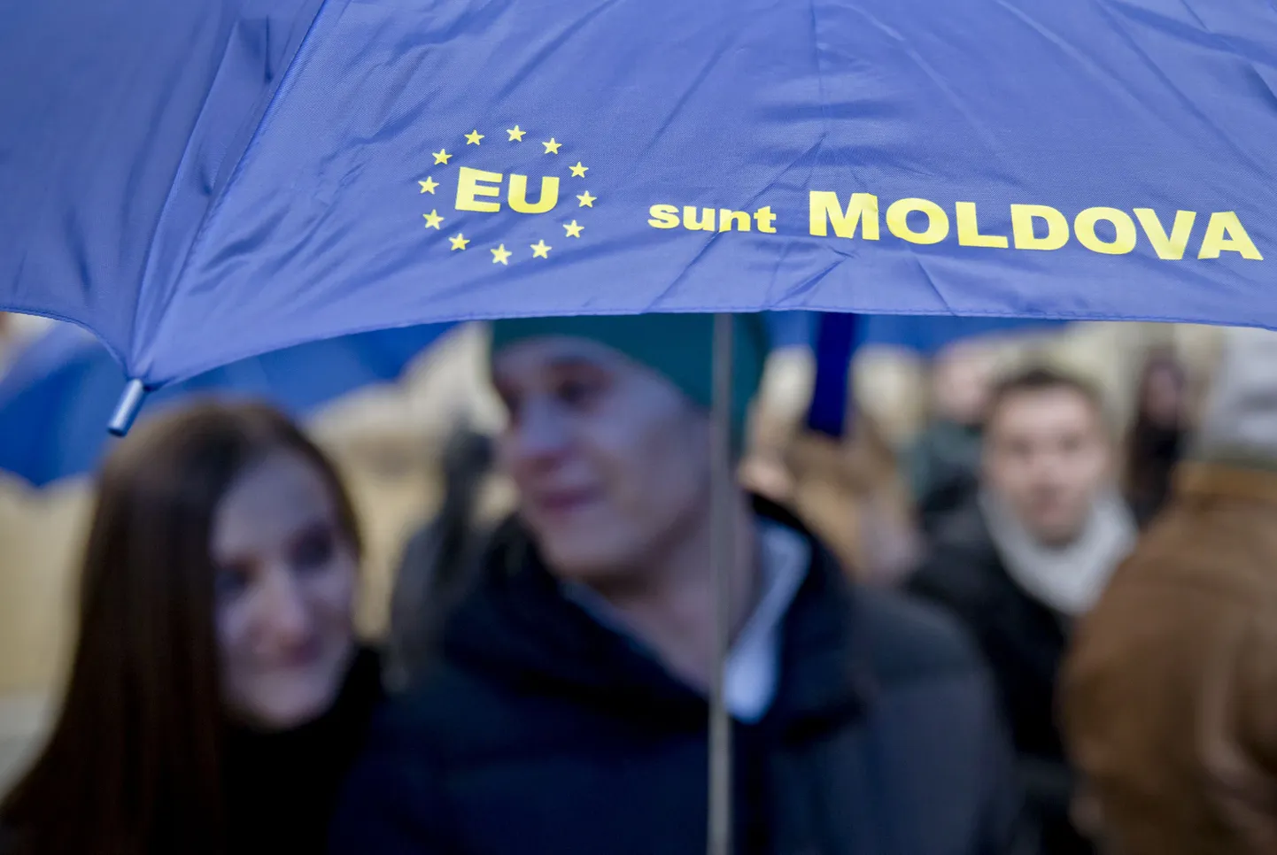 Moldova tudengid Euroopa-meelsetele parteidele toetust avaldamas.