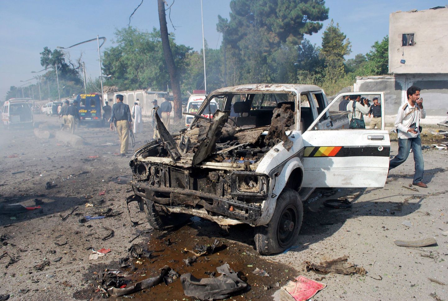 Pakistani kindrali elupaiga juures plahvatas esmalt autopomm, misjärel lasi üks enesetapuründajatest end sõjaväelase residentsis ka õhku.