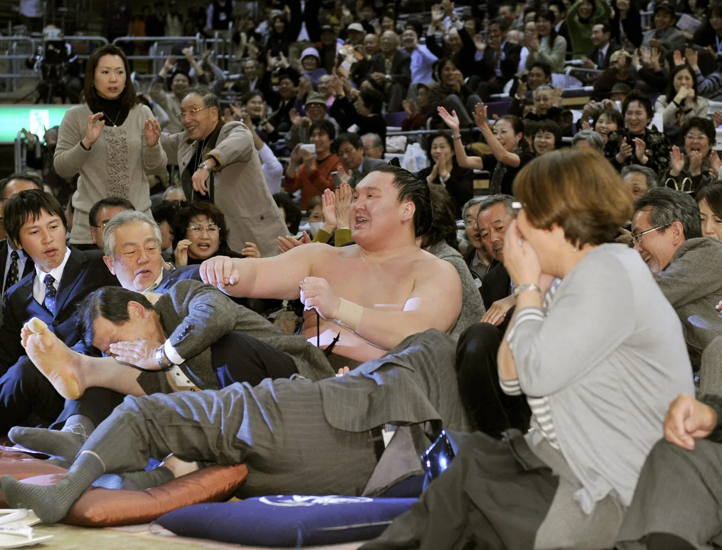 Yokozuna Hakuho lükati publikusse