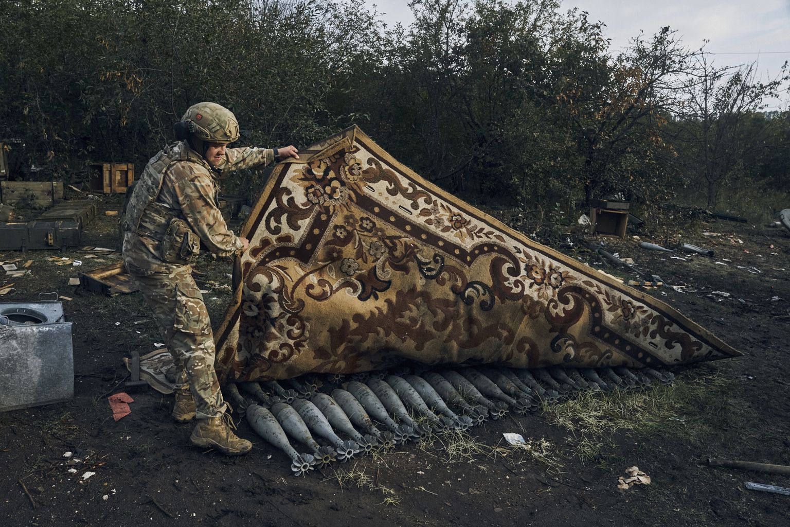 Ukrainas karavīrs atsedz okupantu munīciju Izjumā