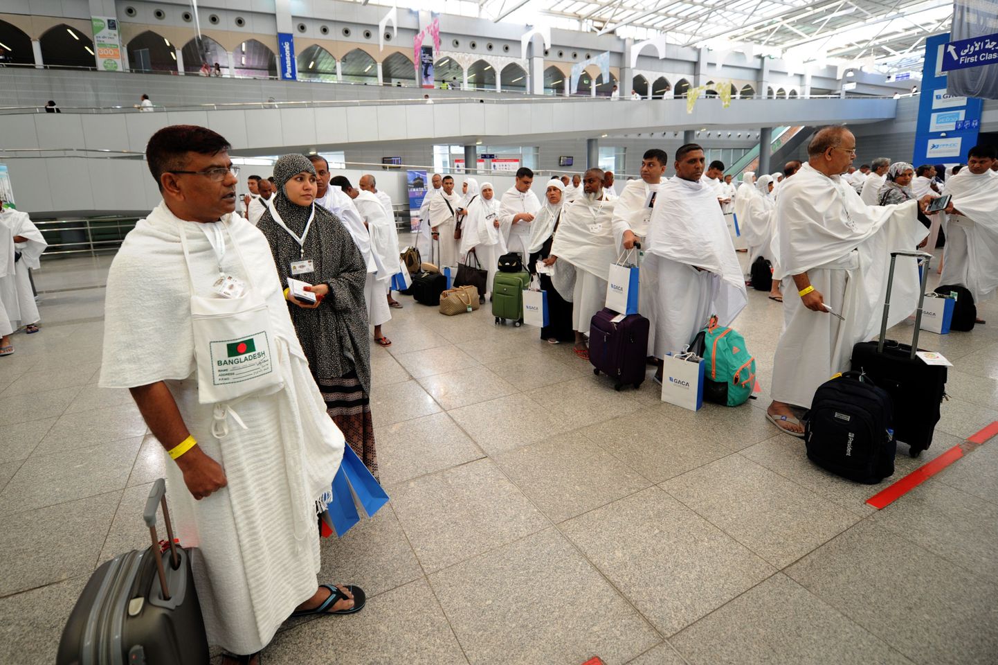 Musulmaņu svētceļnieki ierodas Jeddas lidostā Saūda Arābijas galvaspilsētā 