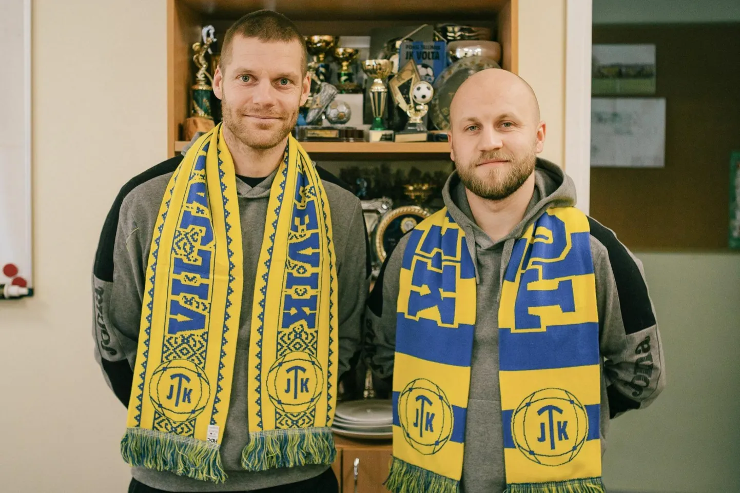 Viljandi Tuleviku mängiv abitreener on endine Eesti koondislane Kaimar Saag (vasakul). Klubi tegevjuht on Rihard Reimaa.