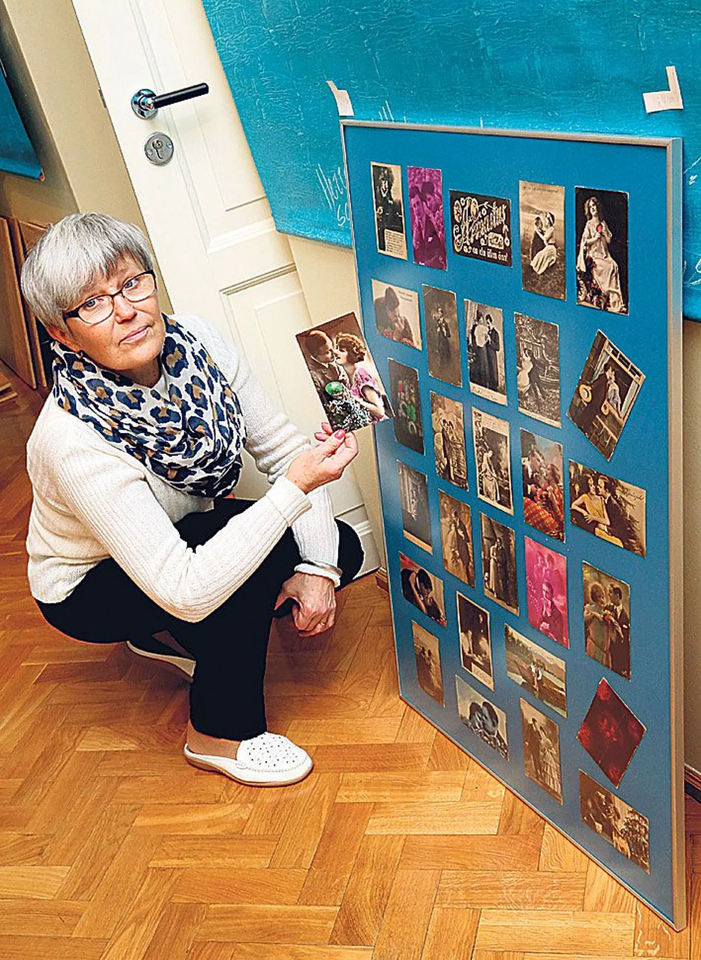 Eve Aab näitab armastuskirjade stende, mis tõstetakse kohe seinale.