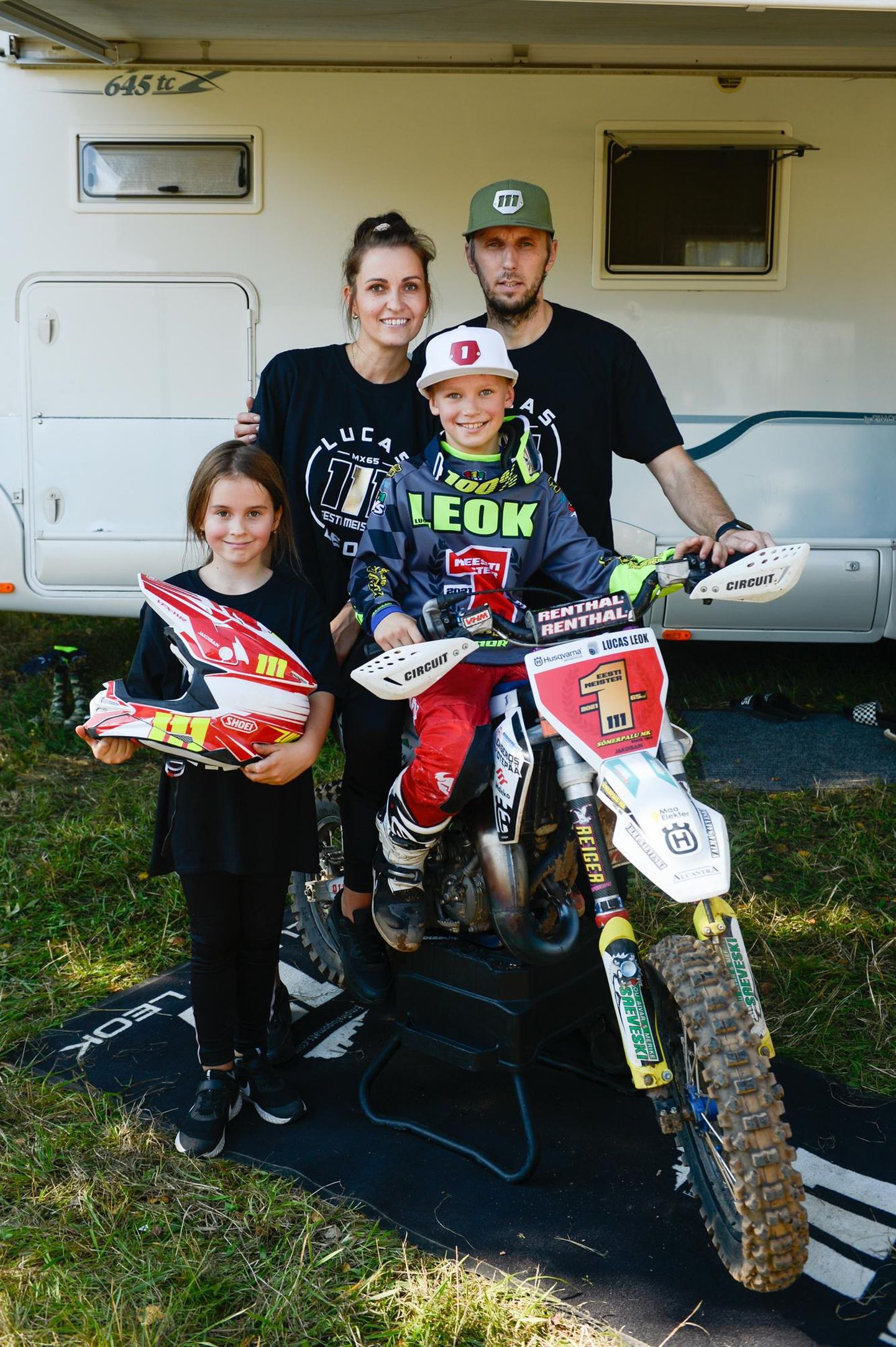 Noor maailmameister Lucas Leok oma perega: kõrval õde Lucia, taga ema Triin ja isa Aigar.