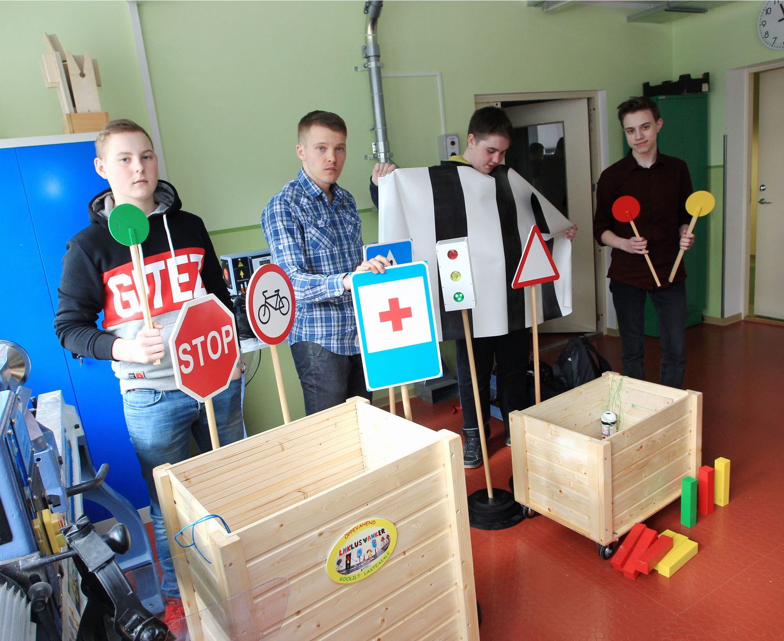 Tartu Descartes´i kooli 8. klassi õpilased meisterdasid loovtööna Lotte lasteaiale liiklusvankri. Pildil vasakult Ludwig Buk, tehnoloogiaõpetaja Aivar Lankov, Kristjan Martin Ohkar ja Roman-Andreus Ojala.