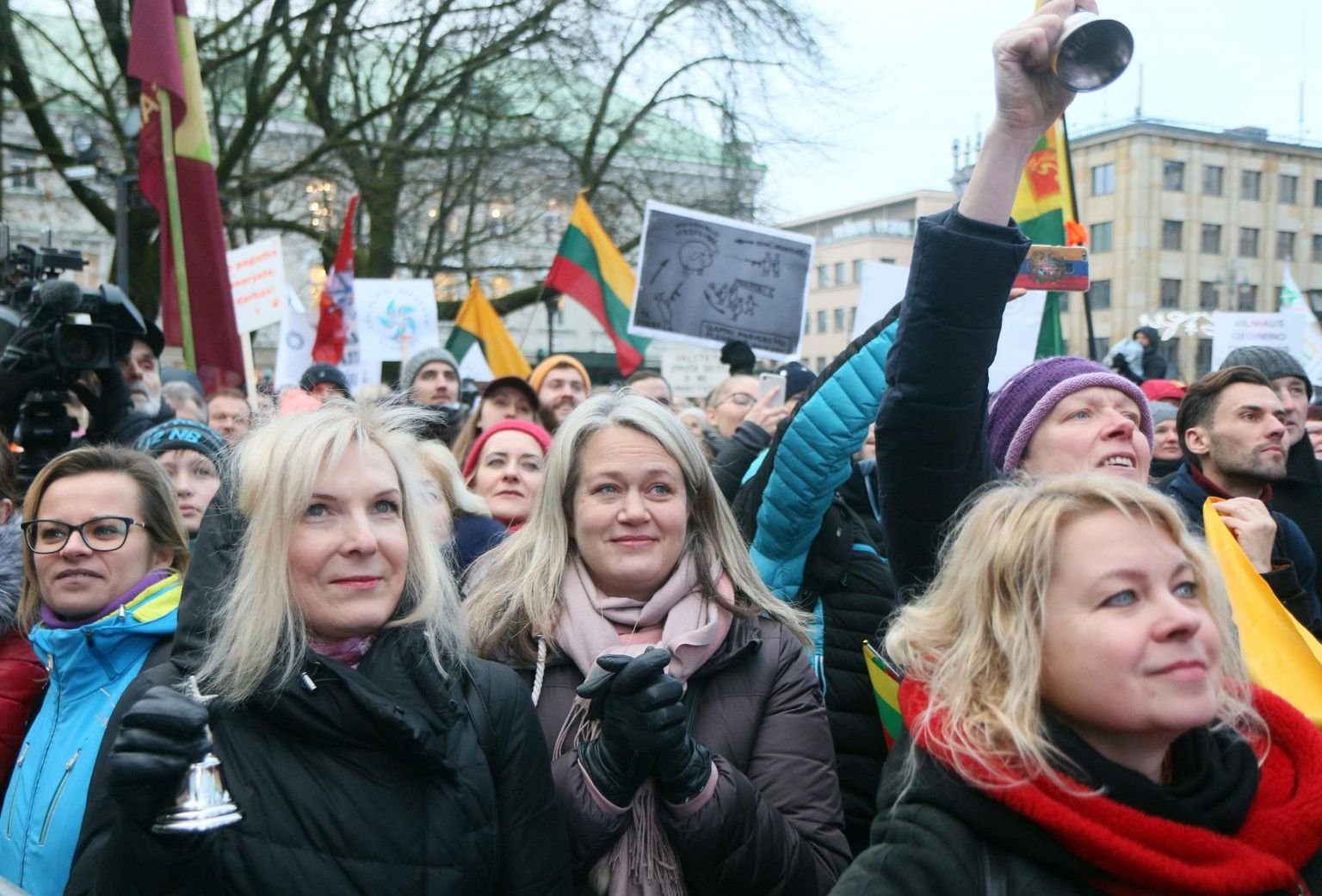 Eelmise aasta lõpus streikisid Leedu õpetajad mitu nädalat kehva palga tõttu. Vilniuse tänavatel liitusid nendega ka teiste elualade inimesed, kes pole rahul olukorraga hariduses.