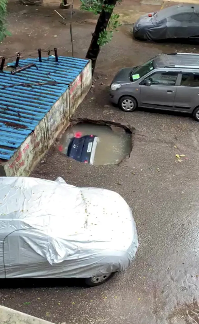 Mumbais maa alla vajuv auto.