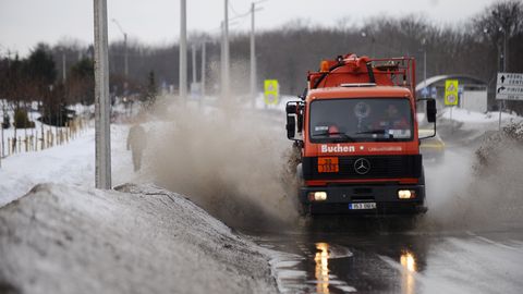 Помогите! Житель Эстонии ищет женщину, которую обрызгал грязью