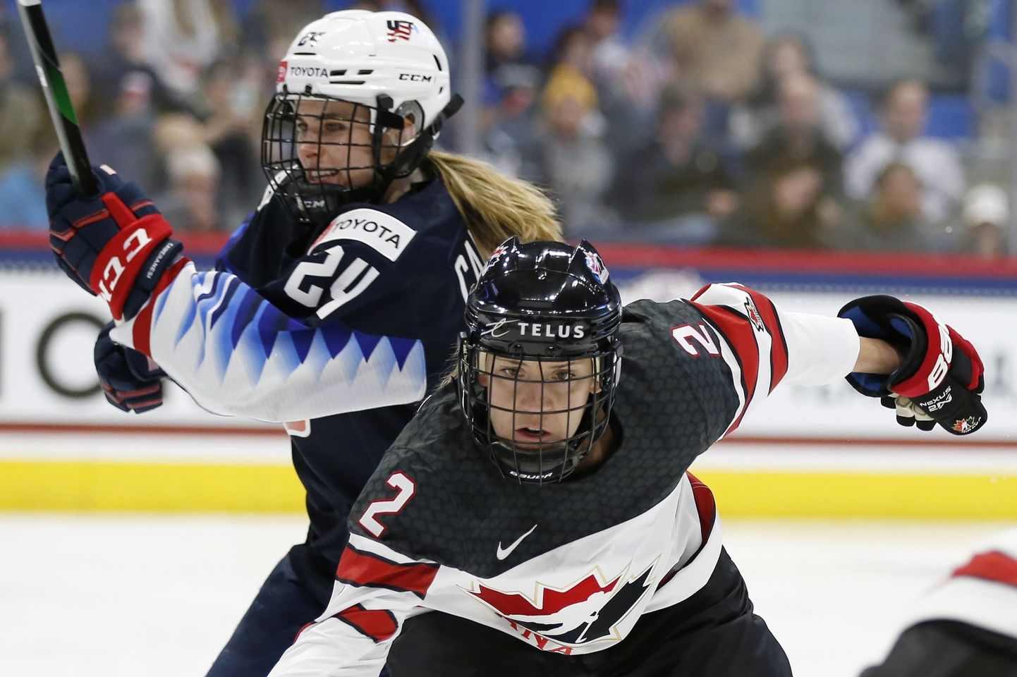 Kanādas un ASV sieviešu hokeja izlašu mača epizode.