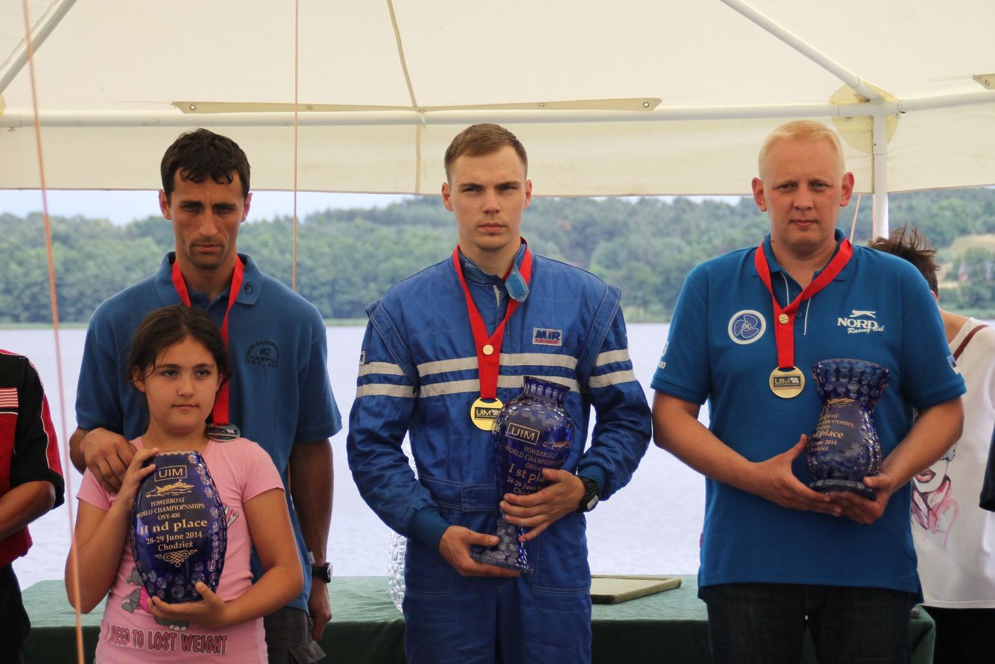 OSY 400 maailmameistrivõistlused Poolas. Keskel võitja Rasmus Haugasmägi, vasakul teise koha võitnud slovakk Miroslav Bazinski ja paremal kolmanda koha mees Algo Kuus.
