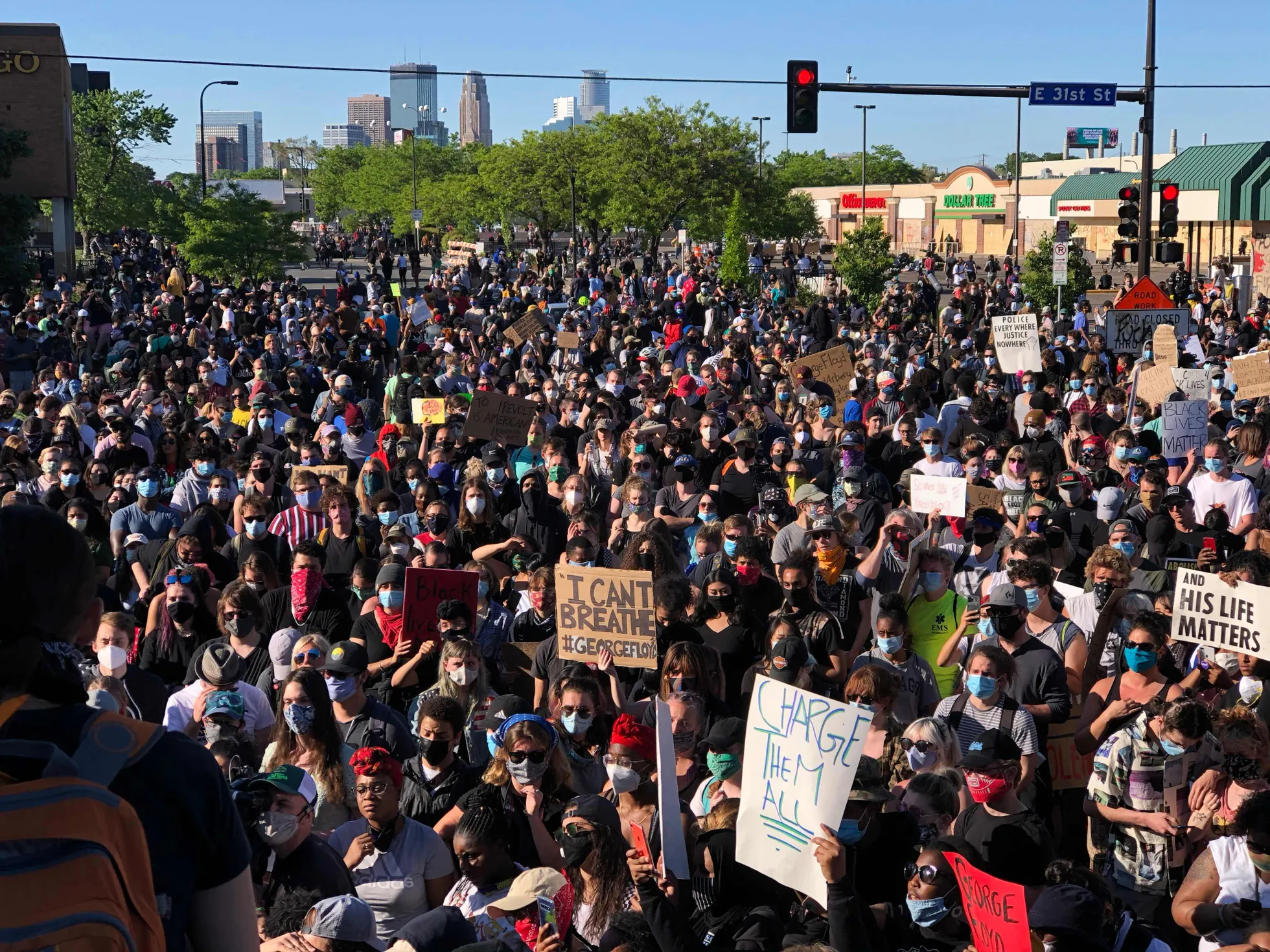 Meeleavaldajad on Minneapolises kogunenud alates teisipäevast. Pilt on tehtud neljapäeval. Rahvas kannab plakateid loosungitega «Ma ei saa hingata» ja «Esitage süüdistus kõigile».