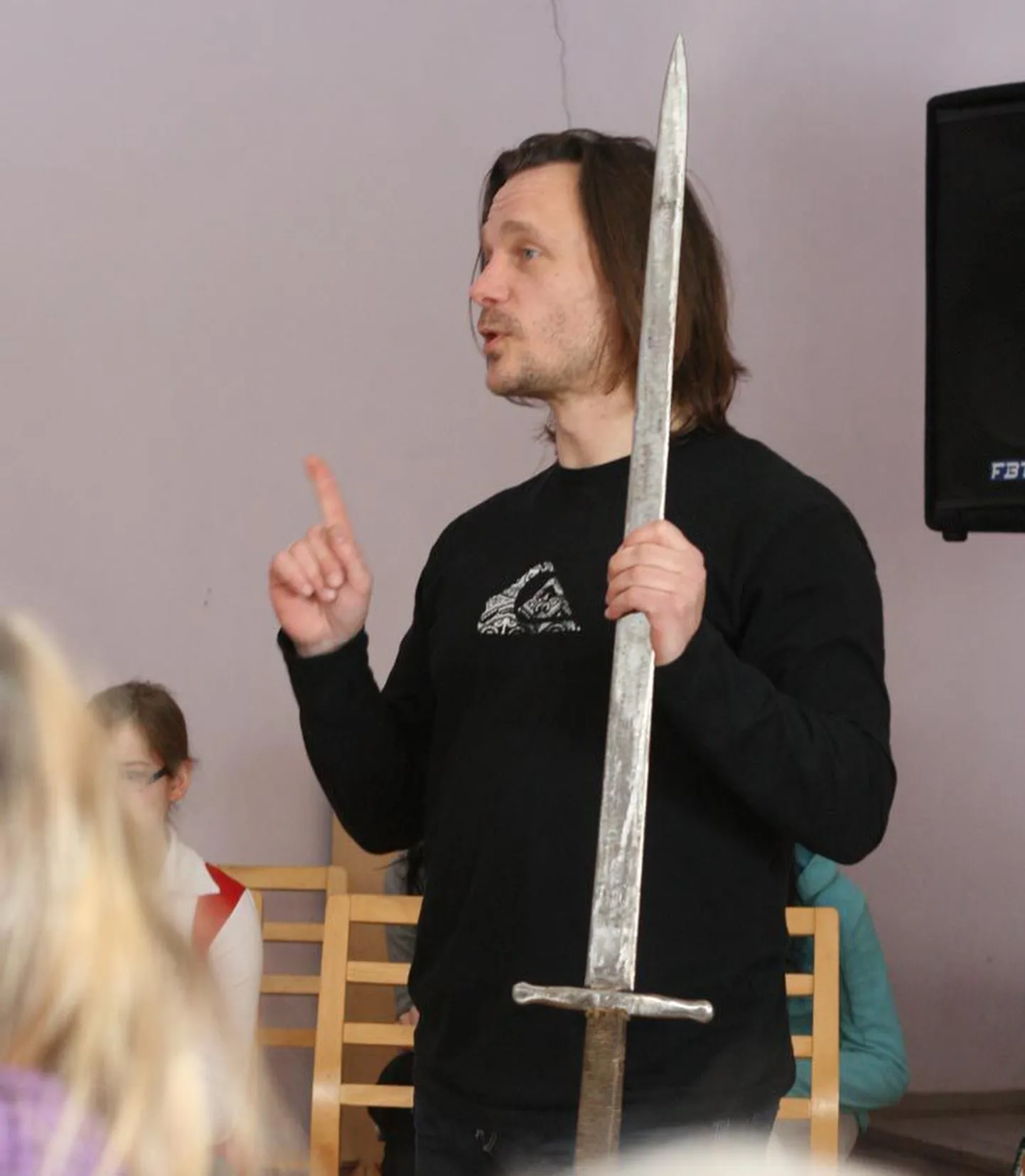 Ugala teatri loominguline juht Indrek Sammul rääkis teatripäeva üritusel Abja gümnaasiumi õpilastele sellest, kuidas ta jõudis lavalise võitluse juurde.