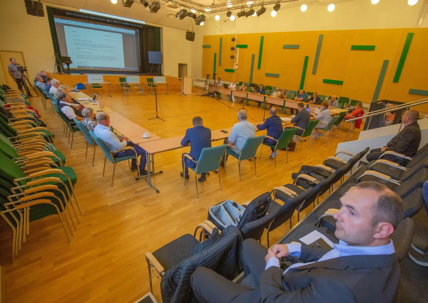 Selle foto tegemise ajal ei olnud Karel Tölp veel Põhja-Sakala vallavanem, aga alanud oli juba poliittorm, mis tõi vallavõimu juurde varasema opositsiooni ja uue vallajuhi. Nüüd püüab praegune opositsioon vallajuhi umbusaldamisega võimu taas pöörata.