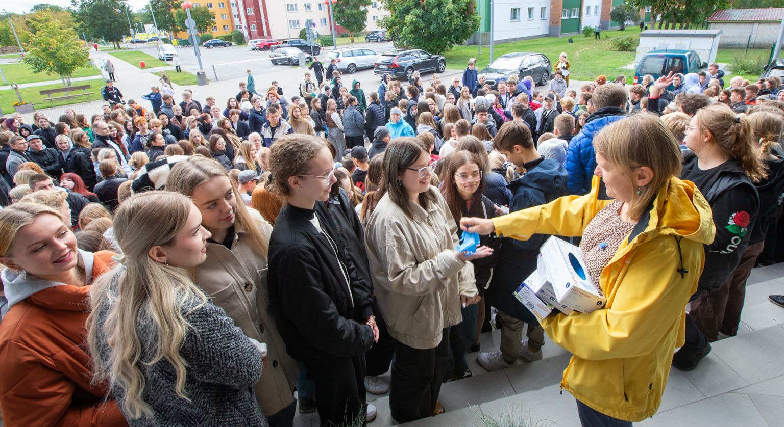 Учитель физики Йыхвиской гимназии Рийна Вахт за улыбку раздавала перчатки, если те оказались забыты дома.