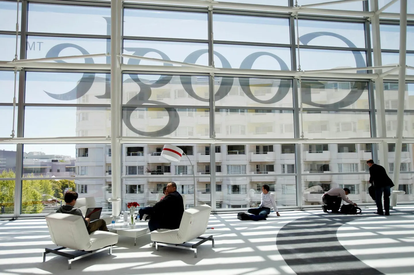 Google'i konverents San Franciscos. Murepilvedest ettevõtte kohal paistab vikerkaar.