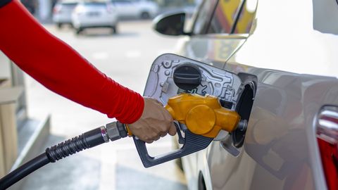 Продавцов топлива предлагают обязать платить в случае превышения "потолка" цен
