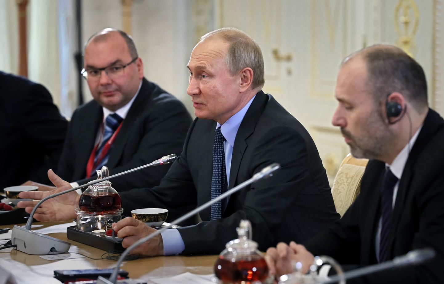 Vene president Vladimir Putin vestlemas ajakirjanikega Peterburi majandusfoorumi kõrvalt.