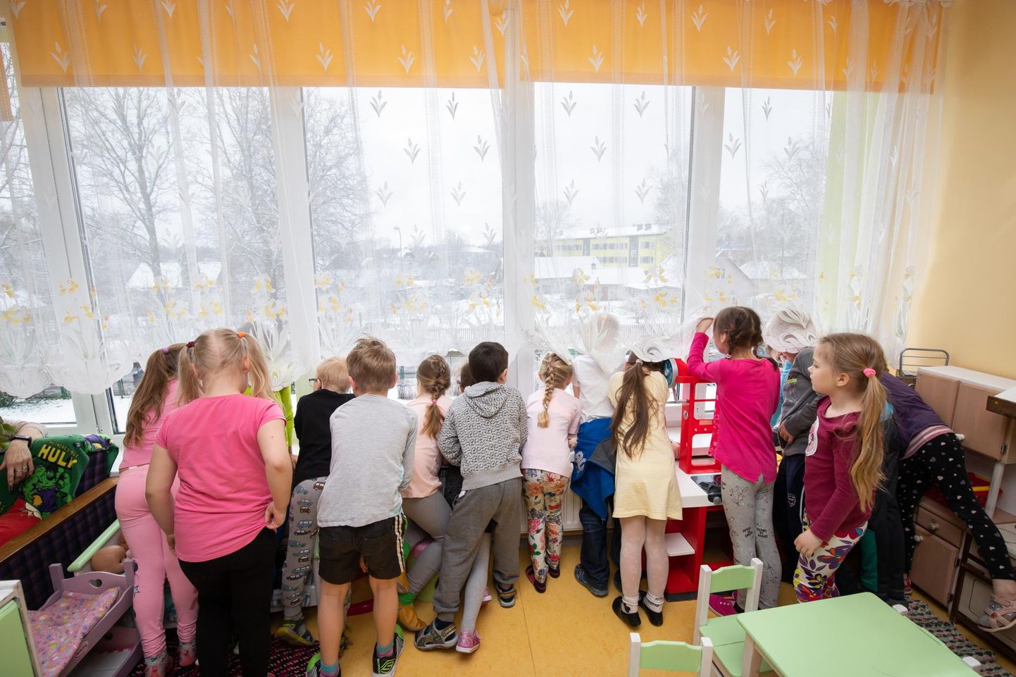 Illustreeriv foto: Tapa lasteaia Pisipõnn vanema rühma lapsed ootavad akna taha linnukesi.