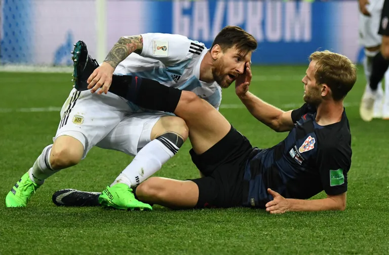 Lionel Messi ja Ivan Strinic