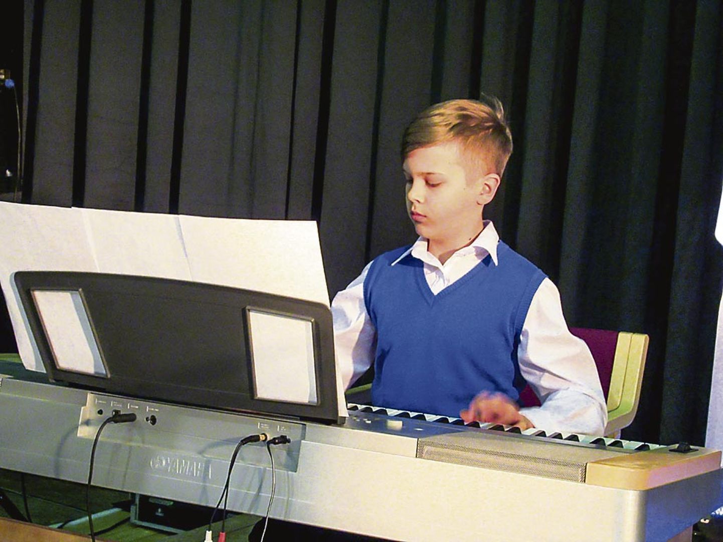 Kilingi-Nõmme muusikakooli õpilane Kaspar Vaikmaa süvenes klaverimängu.