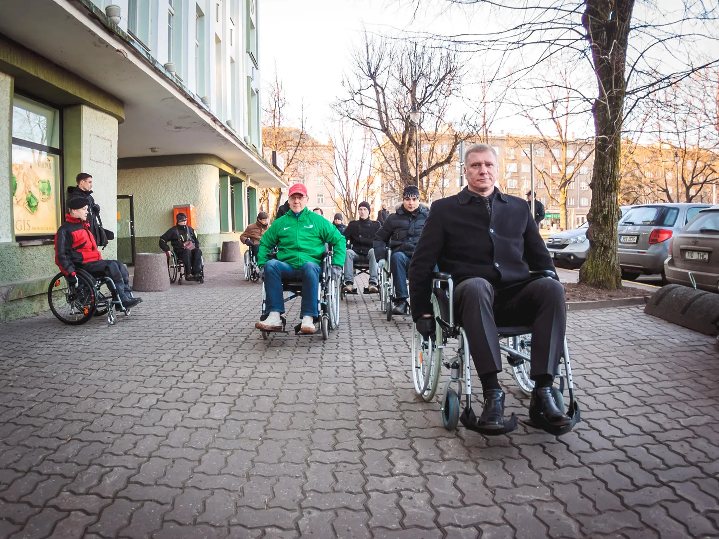 Täpselt viis aastat tagasi korraldasid toonased Narva linnajuhid eesotsas linnapea Tarmo Tammiste (vasakul) ja volikogu esimehe Aleksandr Jefimoviga aktsiooni, kus läbisid ratastoolis linnatänavaid. See pidi avalikkusele näitama, et linn hoolib liikumispuudega inimestest. Ent tegelik elu näitab riigikohtu arvates muud: linna õigusaktid kitsendavad põhjendamatult abivajajate õigusi.