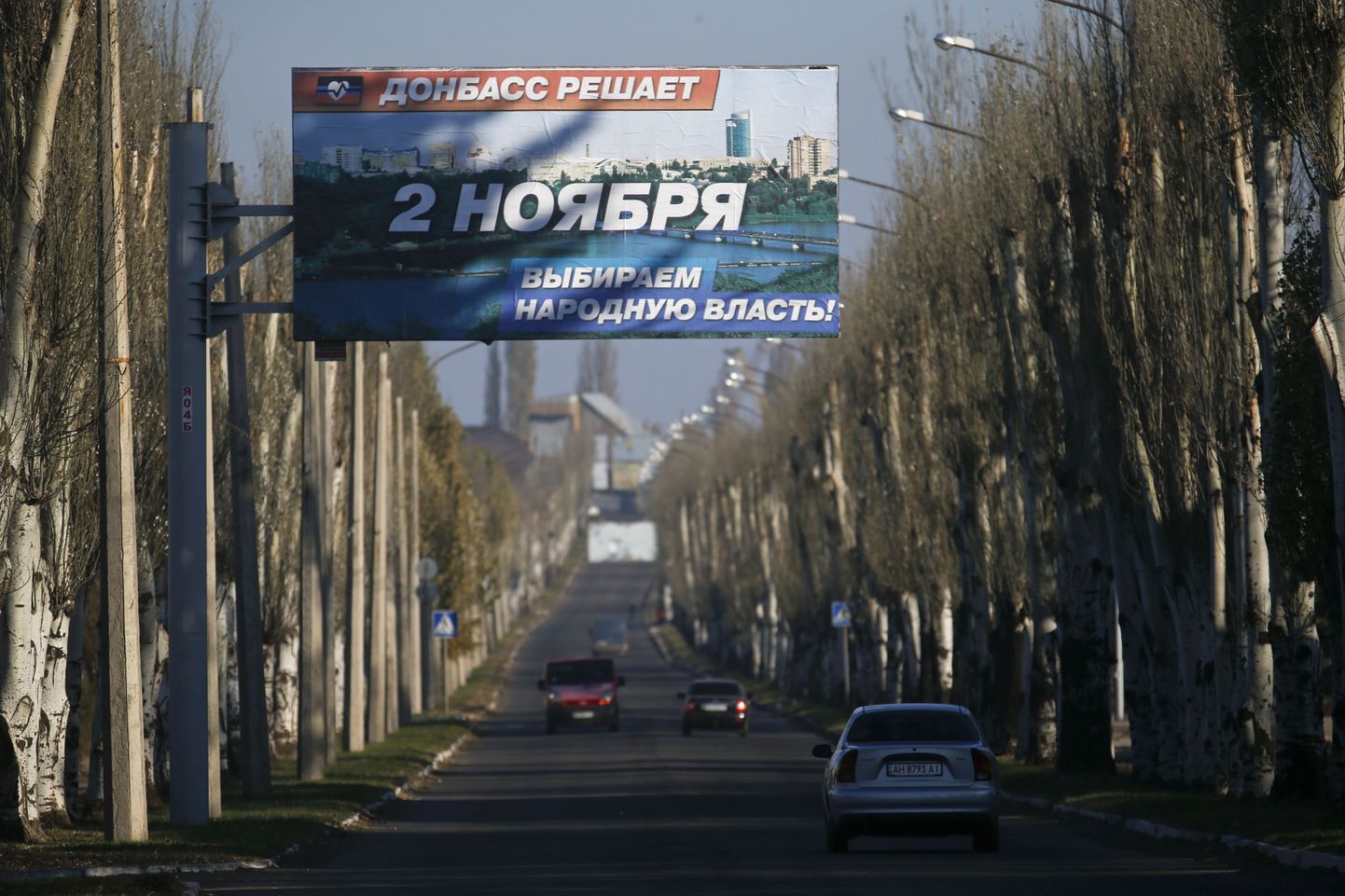 2. novembril toimuvaid niinimetatud Donbassi valimisi reklaamiv plakat.