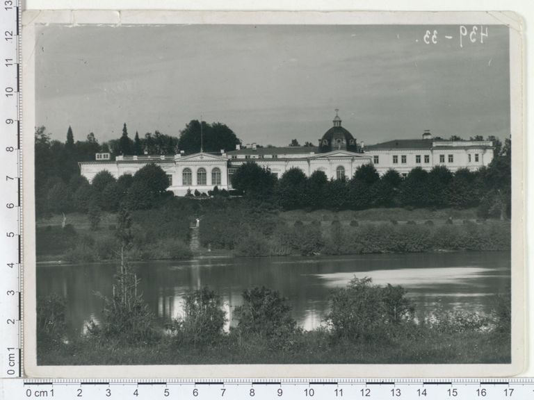 Üle järve paistab Raadi mõisa loss. Pildistatud aastal 1922.