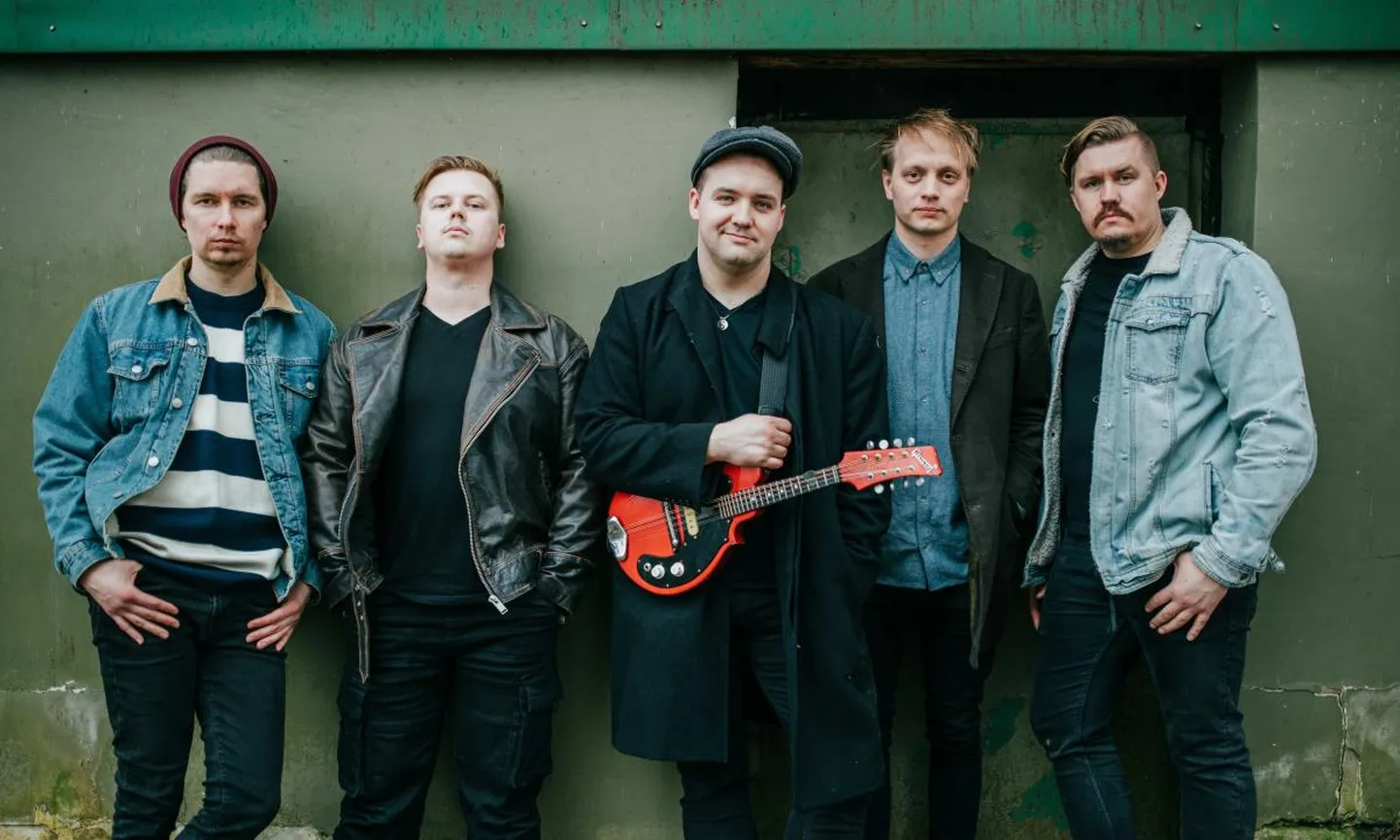 Folk-rokkbändi Mandoterror moodustavad Kristjan Kuusmik (laul, kitarr), Peeter Hirtentreu (laul, kitarr), Tanel Sakrits (laul, mandoliin), Aap Odres (bass) ja Veli Rooger (trummid). Kolm viiendikku bändist on idavirulased.