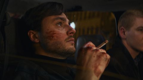 RECENZIJA ⟩ Vienā vai citā veidā, bet visiem jāmaksā. "Tumšzilā evaņģēlija" mācības