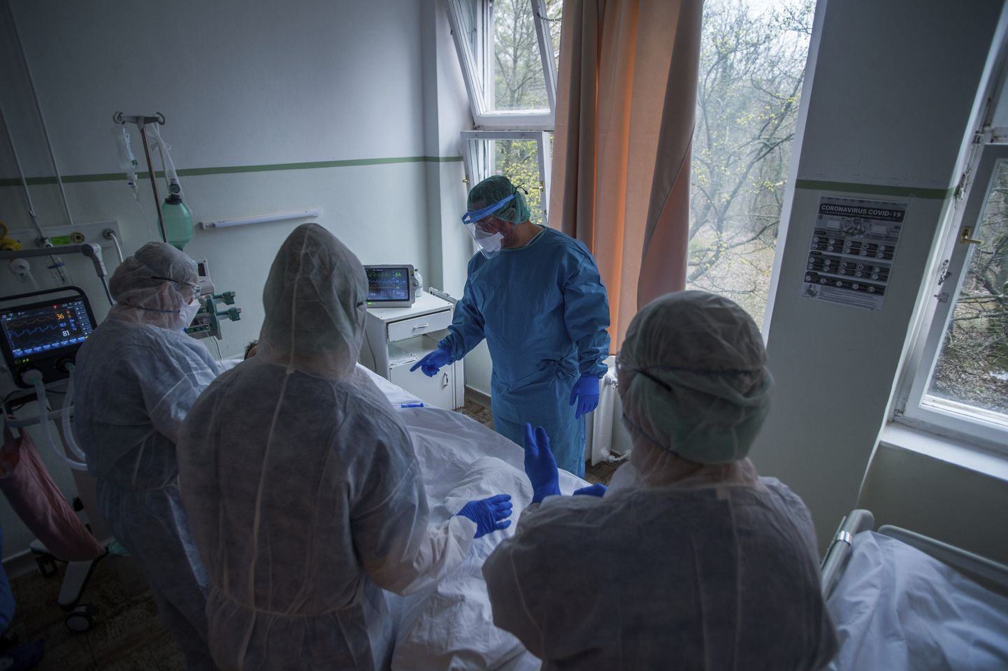 Arstid vaatamas patsienti Budapestis Koranyi riikliku pulmonoloogiainstituudi isolaatoris.