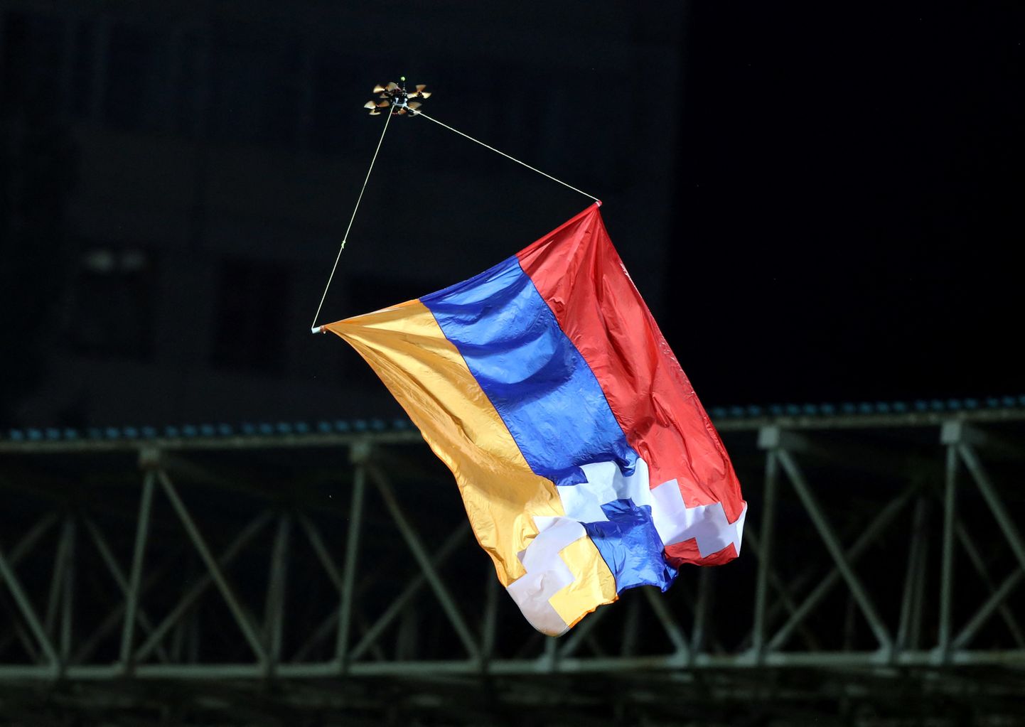 Mägi-Karabahhi ehk Artsahhi Vabariigi lipp jalgpallikohtumisel Armeenia ja Horvaatia vahel 11. septembril 2023.