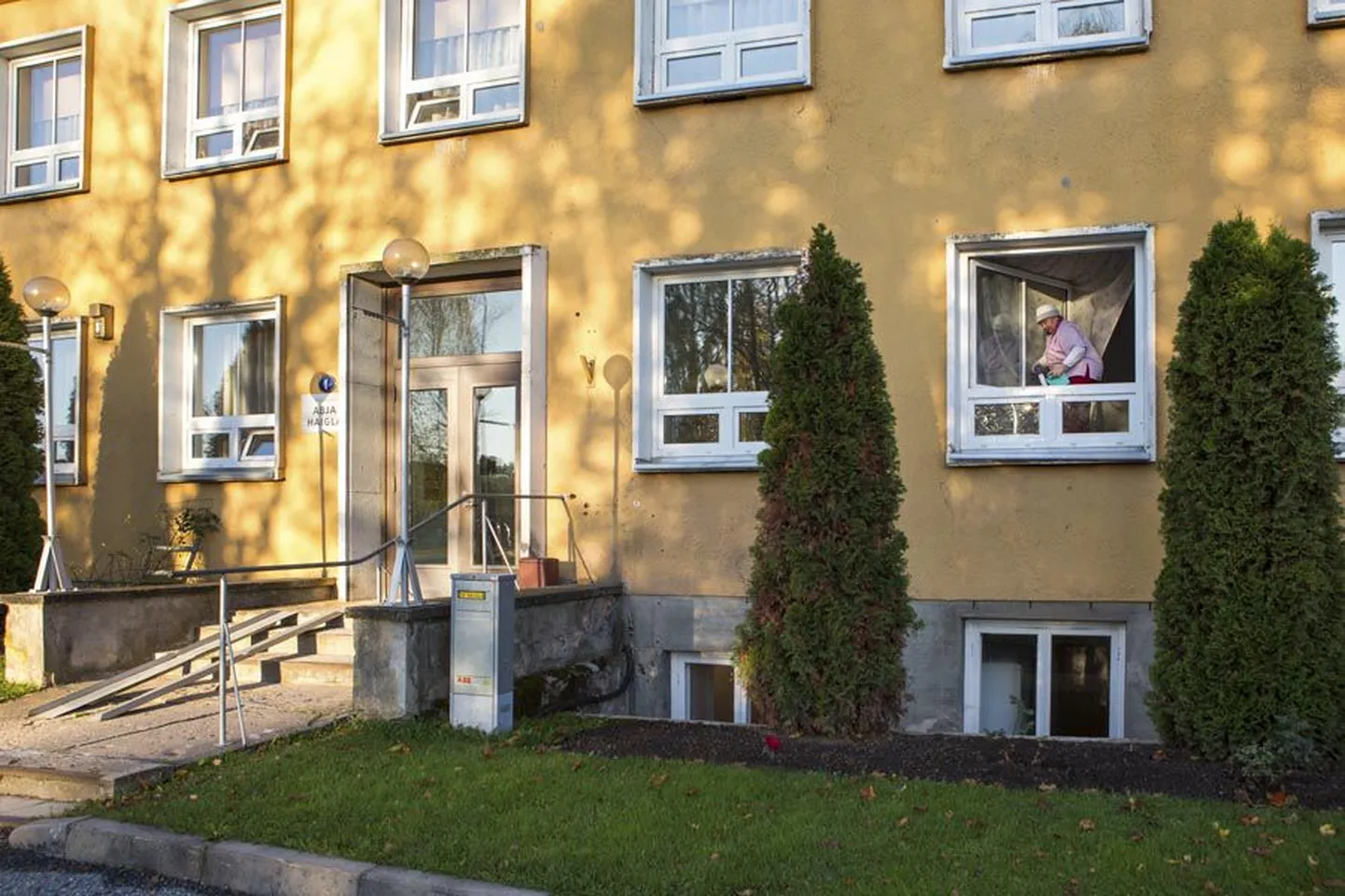 Abja haigla tegutseb praegu hooldushaiglana, mis valla unistuse täitumisel heidab tulevikus ühte kohalike perearstide, kiirabibaasi ja teiste tervishoiuteenuste pakkujatega.