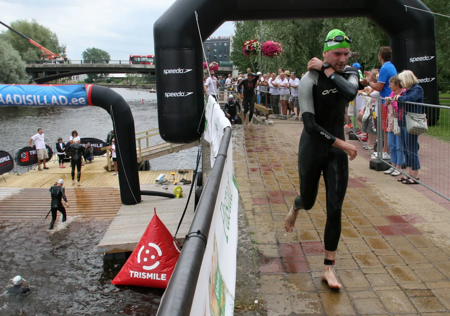 Tartu triatlon. Pildil koht, kus võistlejad väljuvad Emajõest ujumisdistantsilt ja suunduvad vahetusalasse.