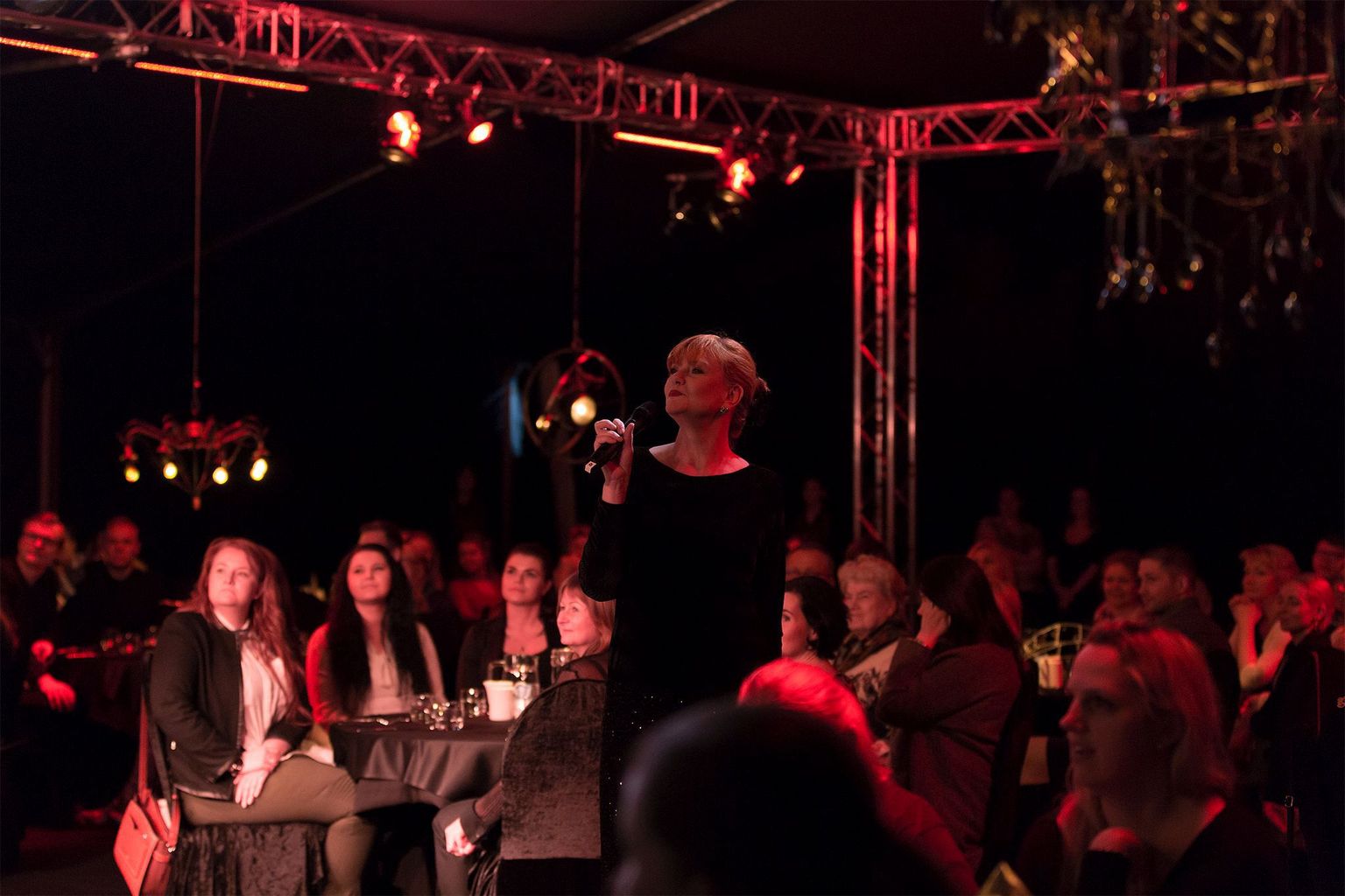 Punapäine naise (Liina Tennosaar)Gurmeeteatri gastronoomilises ilus