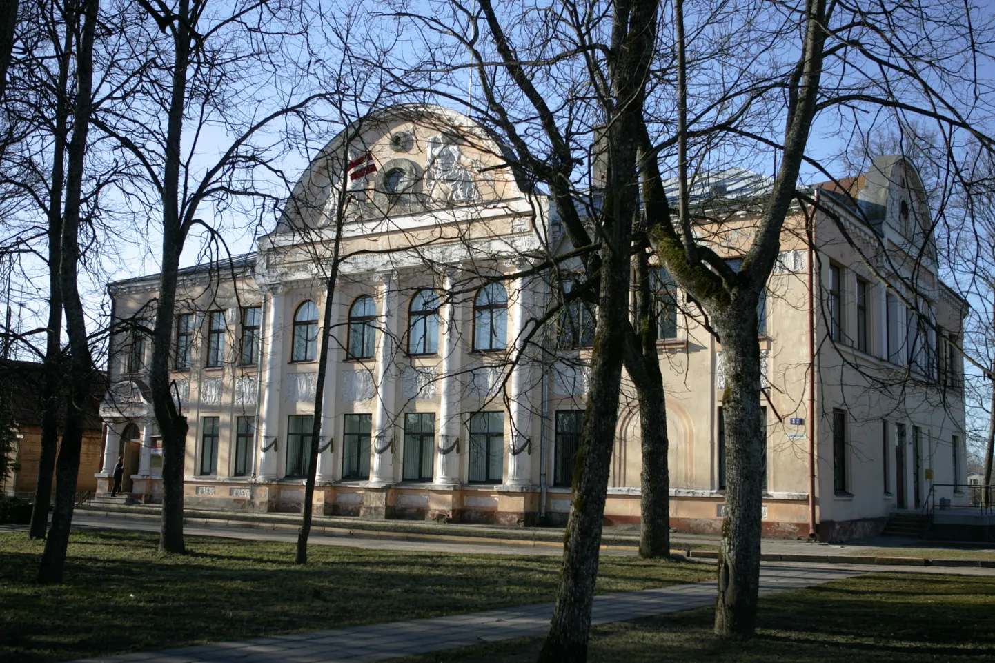 Jaunjelgavas domes ēka (jūgendstila piemineklis).