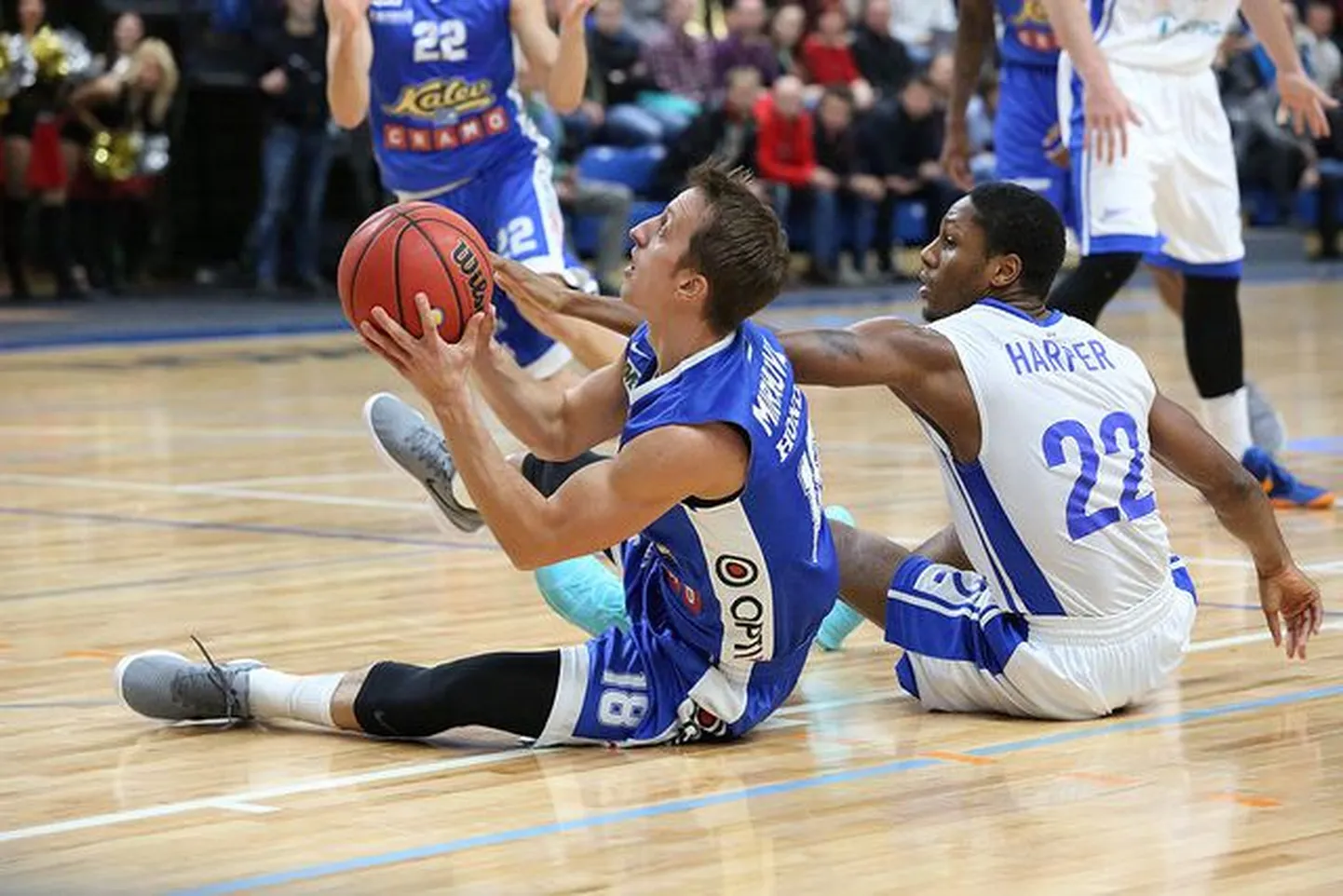 Demonte Harper võitlemas palli eest Branko Mirkoviciga.