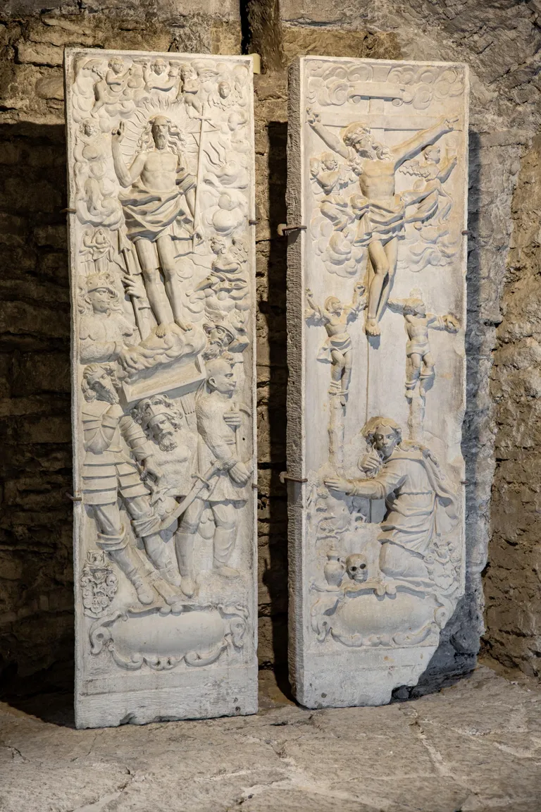Примерно 400-летние плиты, которые когда-то были установлены у Ратушной аптеки, теперь расположены в крытой аркаде монастыря Святой Екатерины. Плиты изготовил каменотес Дионисиос Пассер.