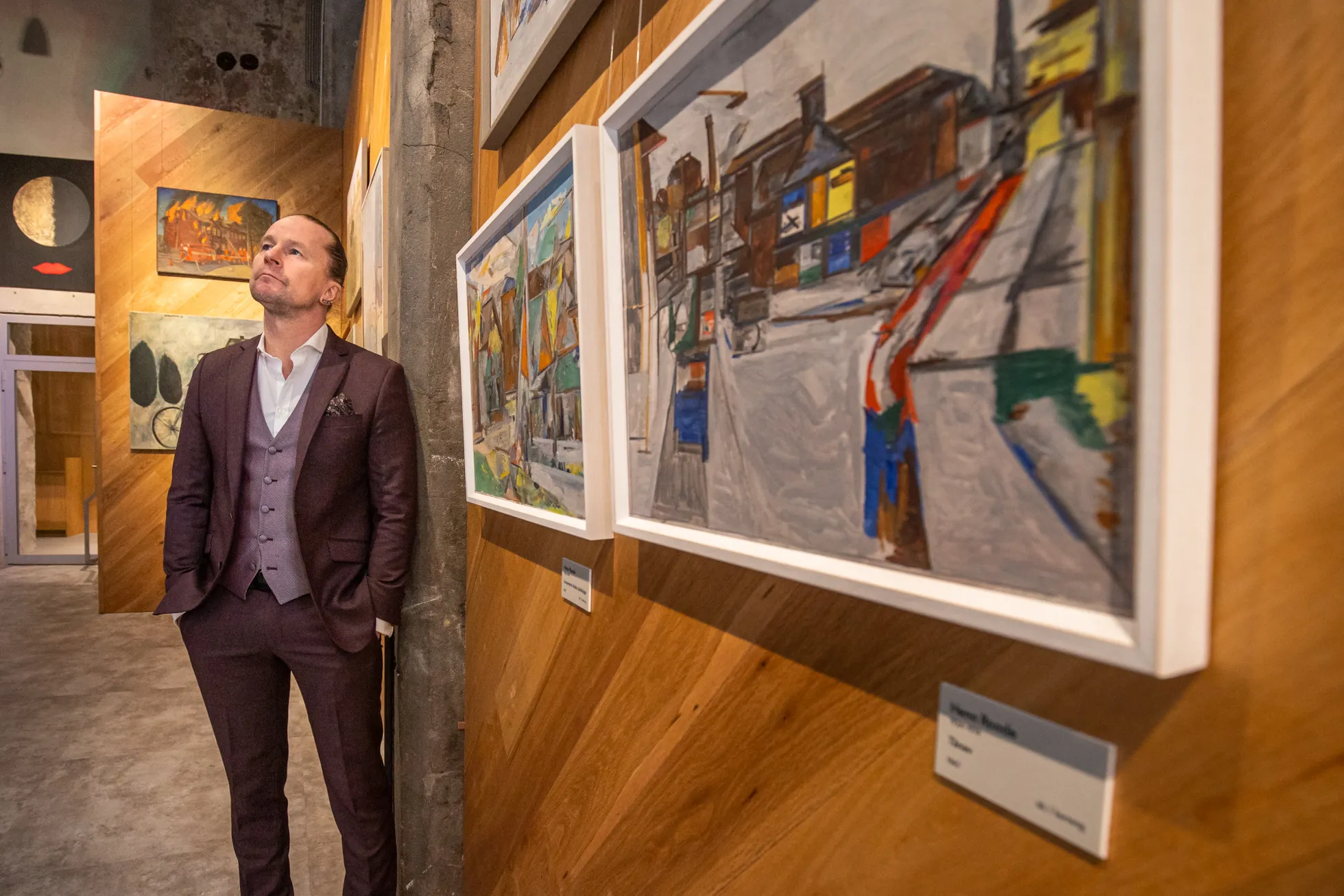 Marek Sadam armastab nukrust ja sügavust. Pildil Postimehe meediamaja galeriis.