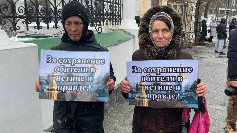 Сторонники УПЦ в Киево-Печерской лавре.