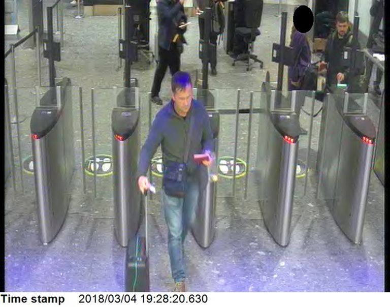 Kahtlusalused Heathrow lennujaama turvaväravate juures.