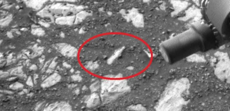 Marsi kulgur Curiosity foto, millel on väidetavalt pudel