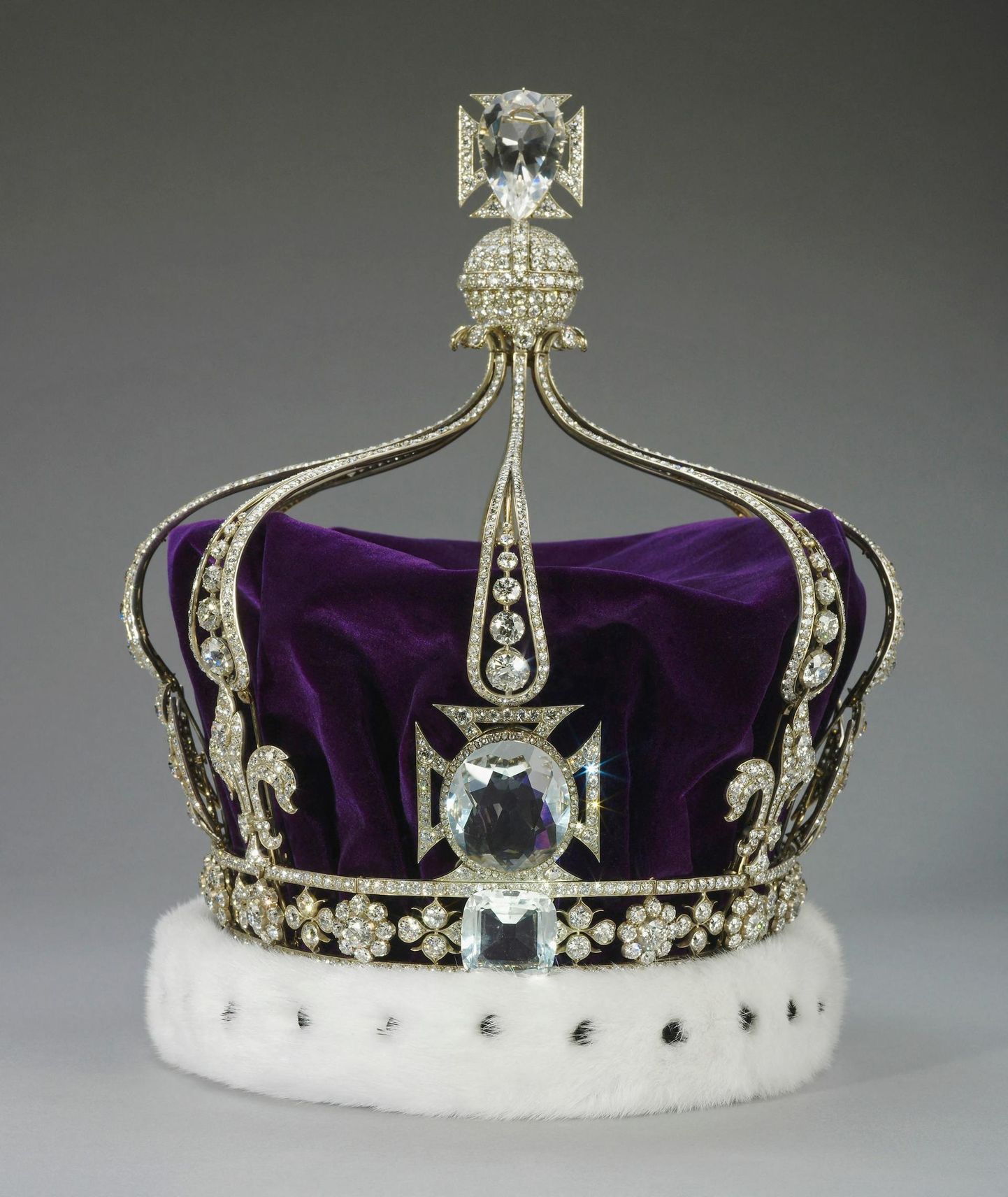Kuninga abikaasa Camilla saab pähe krooni, millega tunnistati kuningannaks George V abikaasa Mary aastal 1911.