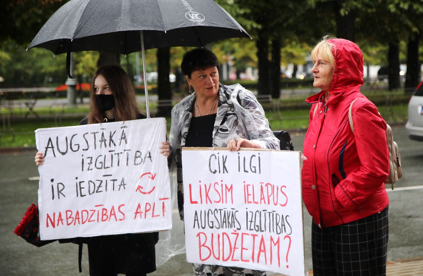 Saeimas deputāte Evija Papule (vidū) piedalās Latvijas Studentu apvienības rīkotajā protestā - klusuma brīdī pie Ministru kabineta, ar mērķi pievērst sabiedrības un politikas veidotāju uzmanību problēmām, ko izraisa nepietiekamais finansējums augstākajai izglītībai.
