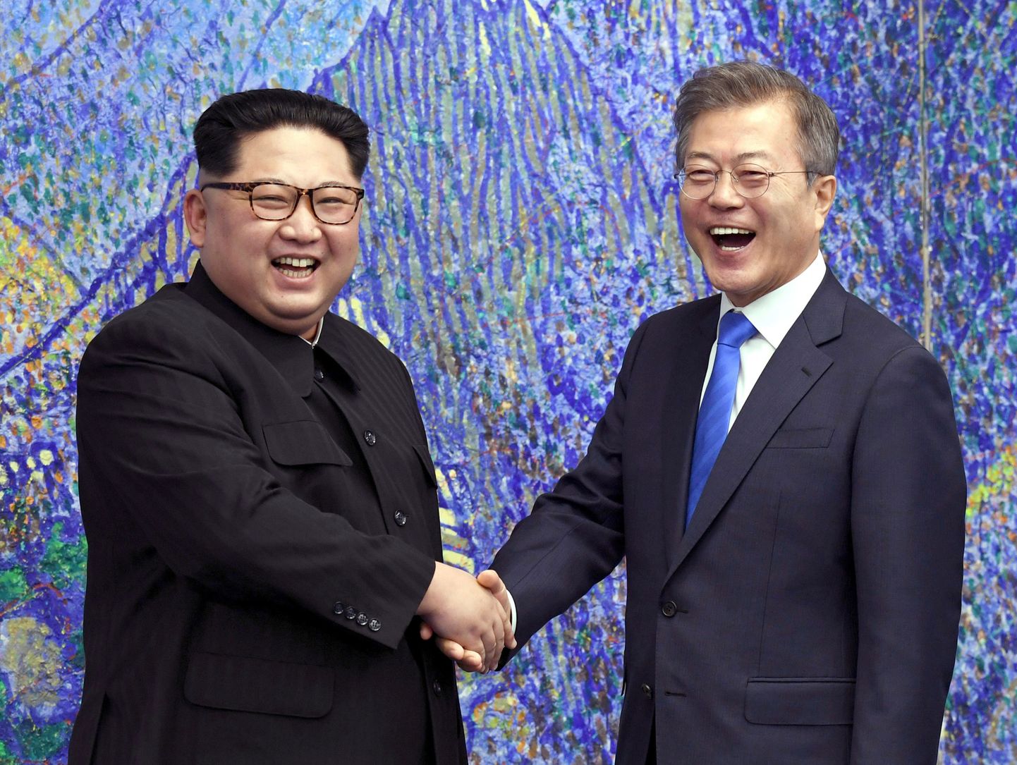 Põhja-Korea liider Kim Jong-un ja Lõuna-Korea president Moon Jae-in 27. aprillil Panmunjomi piirikülas.